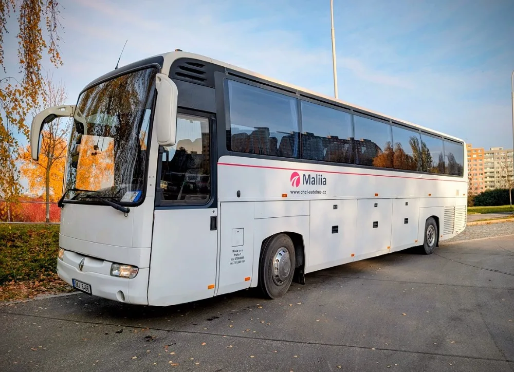 Autobus Maliia v podzimní krajině