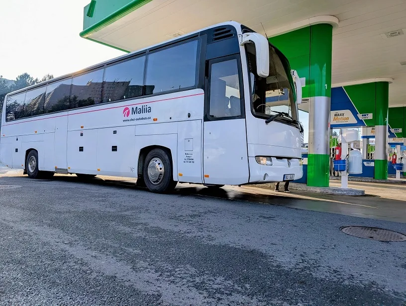 Autobus Maliia na čerpací stanici