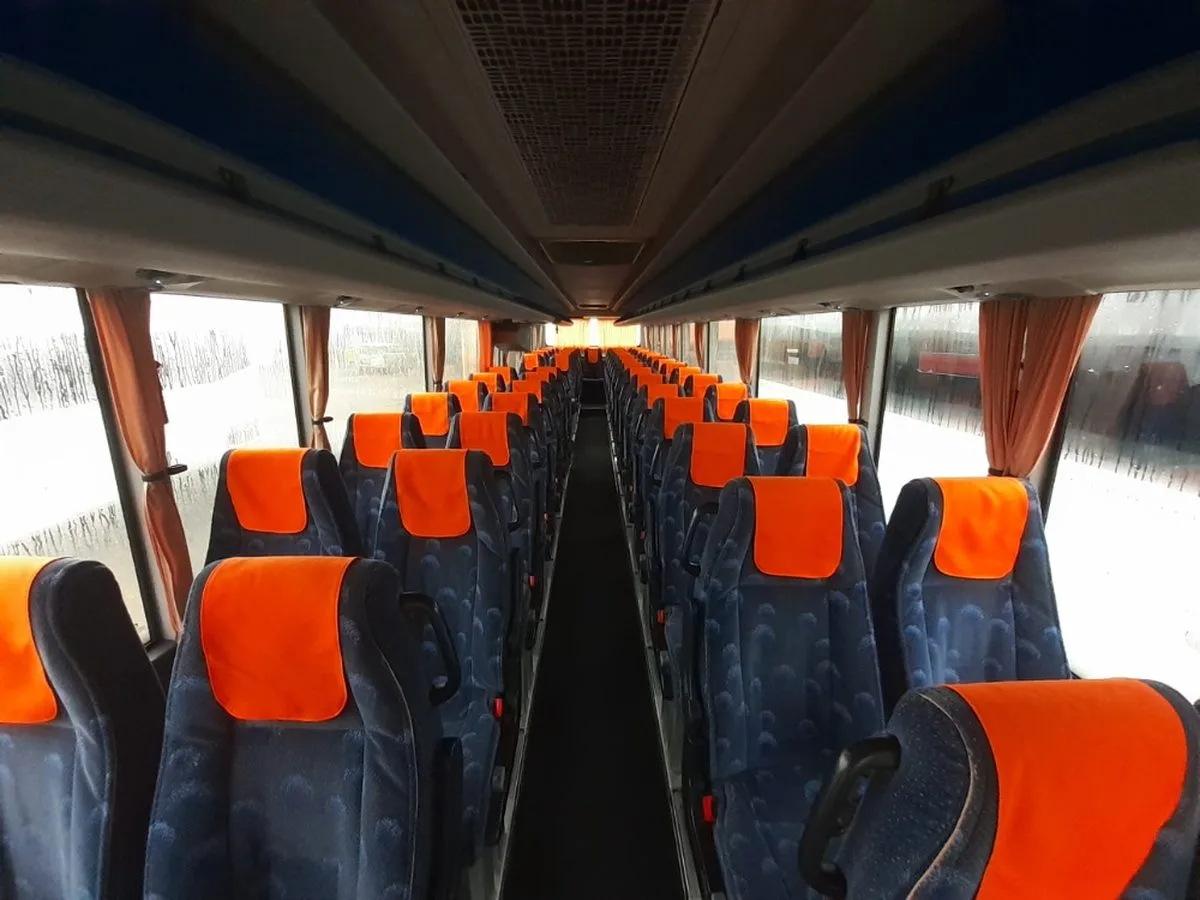 Interiér autobusu Iveco Evadys se sedadly pro 49 až 57 cestujících
