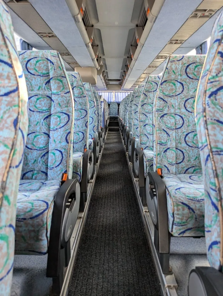 Interiér autobusu s pohodlnými sedadly pro 20 osob